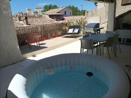 Maison intra muros, terrasses avec vue jaccuzzi et garage Hotel in Avignon
