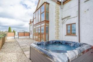 Knights Rest - 4 Bedroom Holiday Home - Princes Gate - Narberth Hotel in Wales