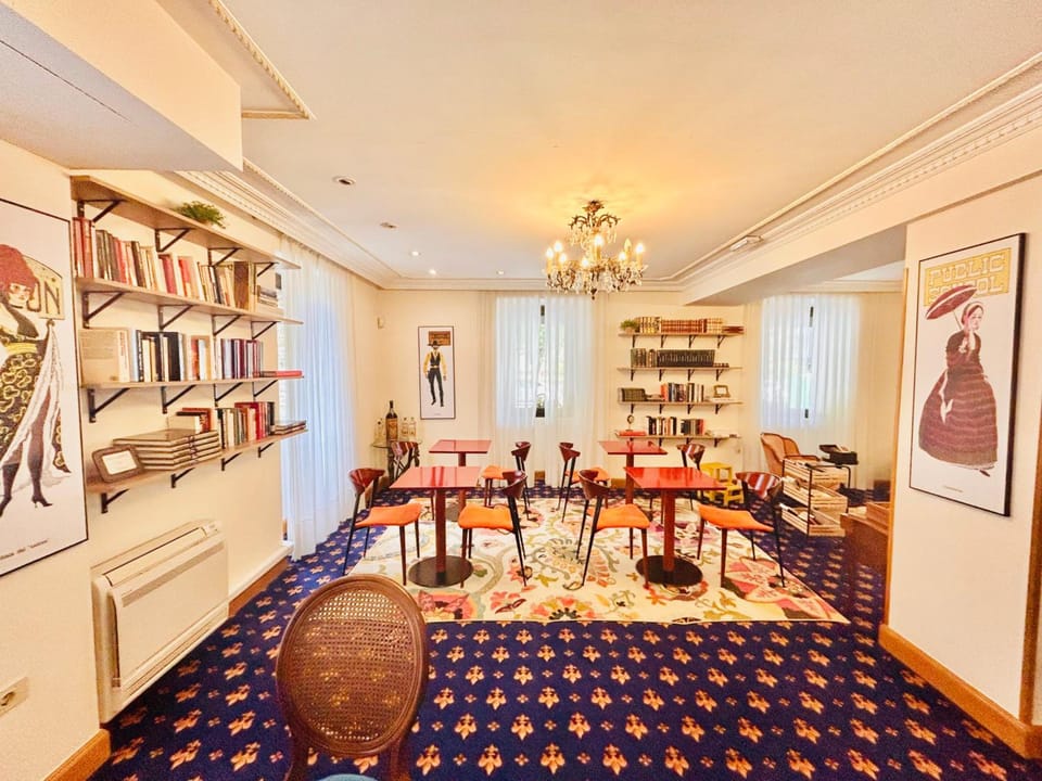 Shared lounge/TV area