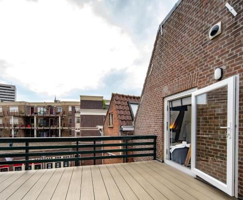 Family penthouse 7-Minutes from Rotterdam Central Newly Build top floor terrace R5 Hotel in Rotterdam