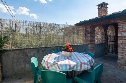 Casa Vecchia Rooms and Parking Hotel in Gambassi Terme