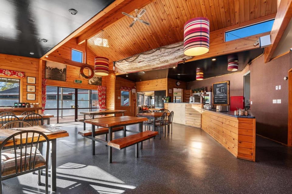 Smoke Lake Hot Springs Lodge & Camp Hostel in Rotorua