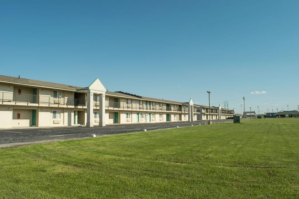 Regency Inn Perrysburg Hotel in Lake Erie