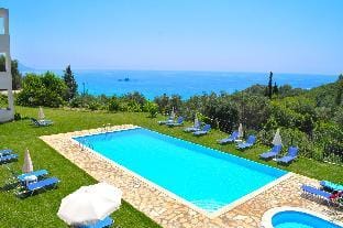 Relaxing Apartments, Swimming Pool - Pelekas Beach Hotel in Corfu, Greece
