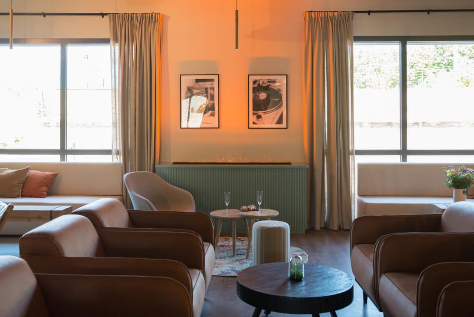 Shared lounge/TV area
