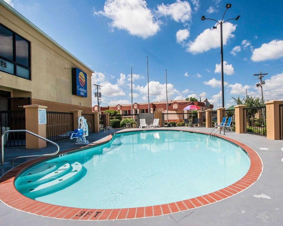 Swimming pool [outdoor]