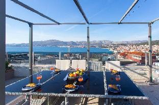 Oceanview Deluxe penthouse apartment with 89m2 living space 90m2 roof terrace Hotel in Okrug Gornji