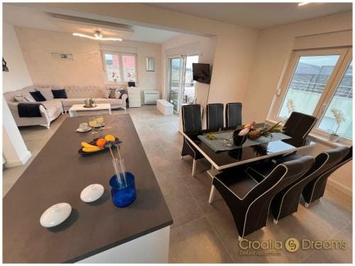 Oceanview Deluxe penthouse apartment with 89m2 living space 90m2 roof terrace Hotel in Okrug Gornji