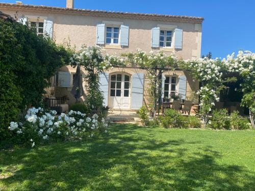 La PARADOUNE 1 Hotel in Arles