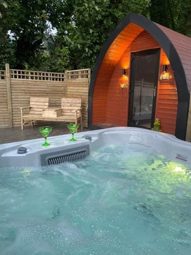 Paddock Pod - Sleeps 4 & Roofed Over Private Hot Tub & NEW SAUNA Hotel in County Donegal