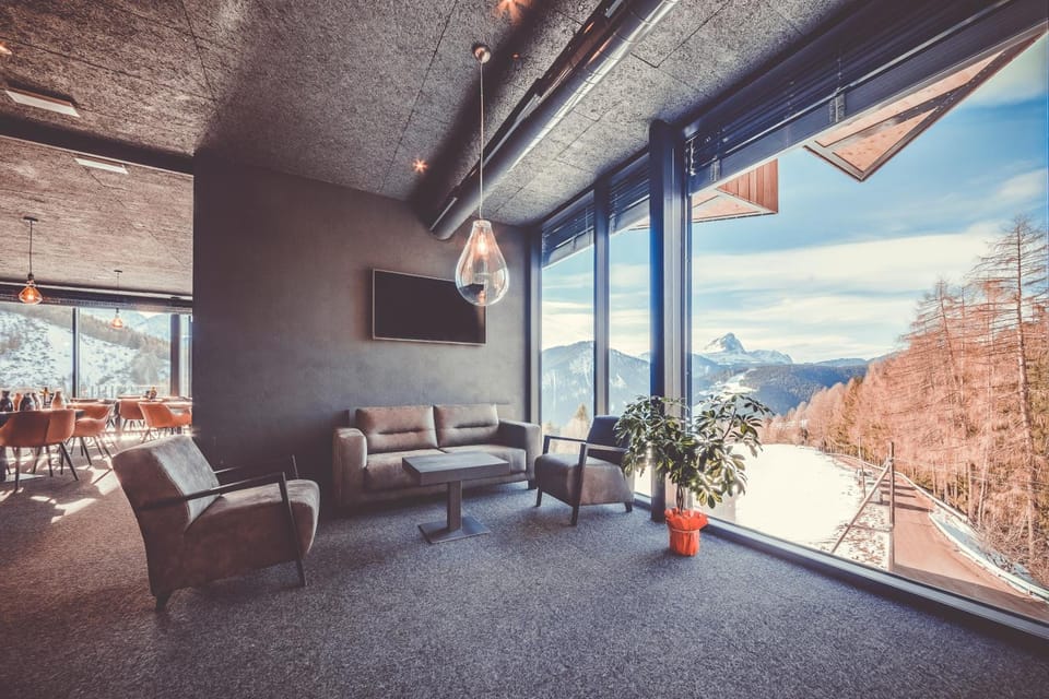 Shared lounge/TV area