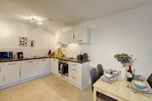 Lovely Flat in Kiln Close with Free Parking Hotel in Gloucester