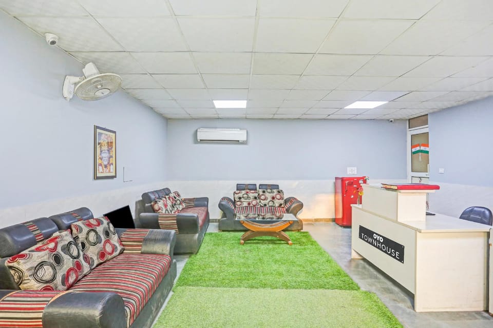 Townhouse Zodiac Near Botanic Garden of Indian Republic Hotel in Noida