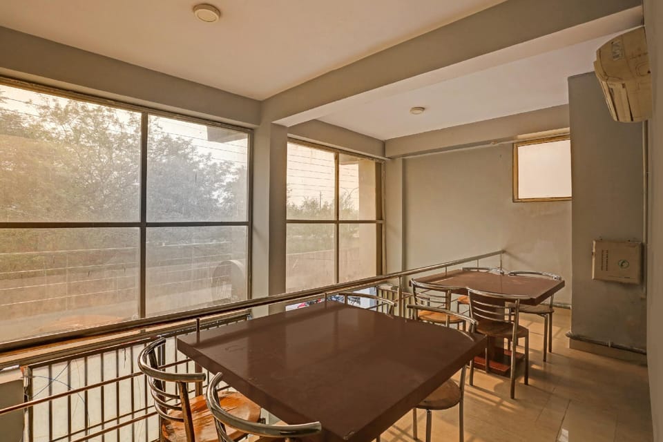 Townhouse Zodiac Near Botanic Garden of Indian Republic Hotel in Noida