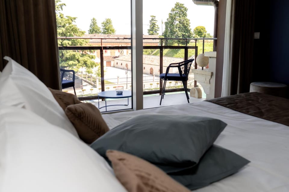 C House Rooms Lake Hotel in Peschiera del Garda