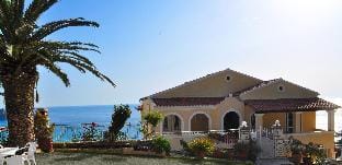 Beautiful Holiday Apartments Maria with amazing pool - Agios Gordios Beach Hotel in Corfu, Greece