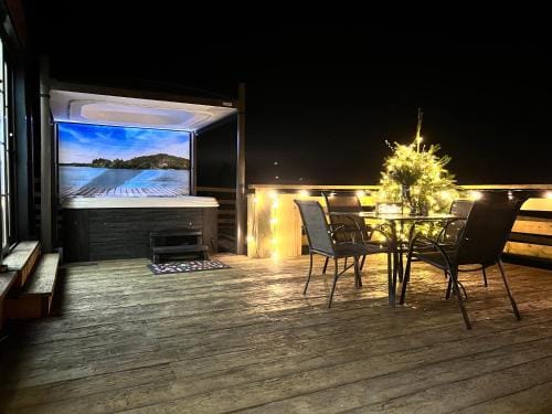 Burtree Country House, Tipi's, Treehouse & Lodge & house rooms with hot tubs in a private garden Lodge in Borough of Harrogate