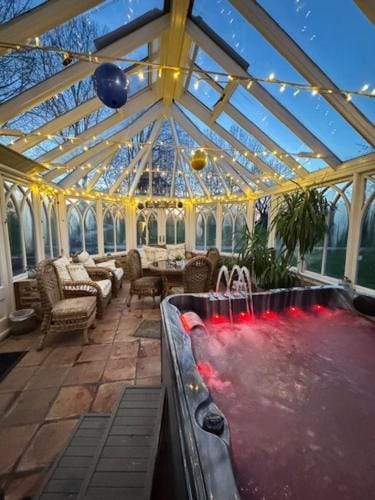 Burtree Country House, Tipi's, Treehouse & Lodge & house rooms with hot tubs in a private garden Lodge in Borough of Harrogate