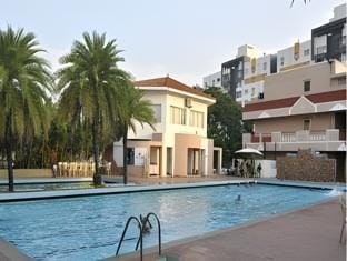 Swimming pool [outdoor]