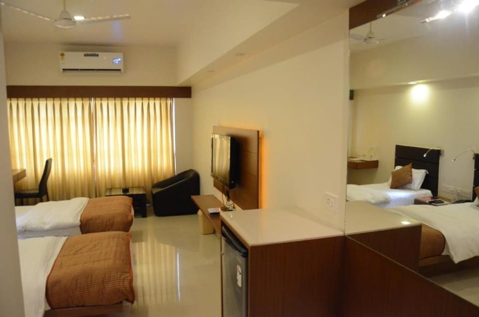 HOTEL YUVRAJ Hotel in Vadodara