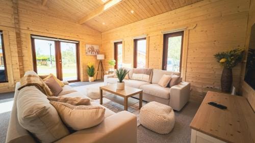 Sundance Lodge, Fantastic New Cabin with Hot Tub - Sleeps 6 - Largest In Felmoor Park Lodge in England
