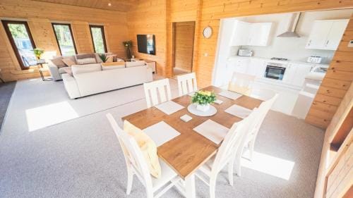 Sundance Lodge, Fantastic New Cabin with Hot Tub - Sleeps 6 - Largest In Felmoor Park Lodge in England