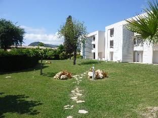 Luxurious two bedroom garden apartment with stunning Cannes Marina views Hotel in Mandelieu-La Napoule