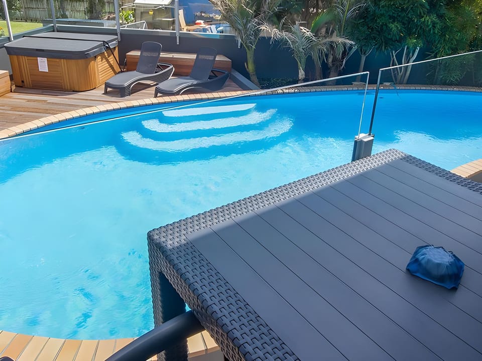 Swimming pool [outdoor]