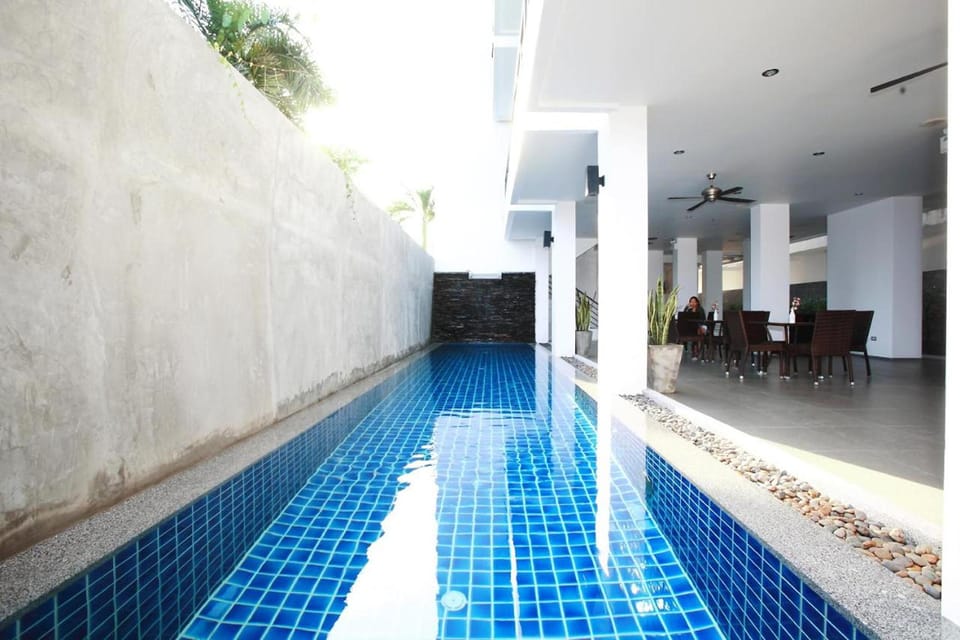 Swimming pool [outdoor]