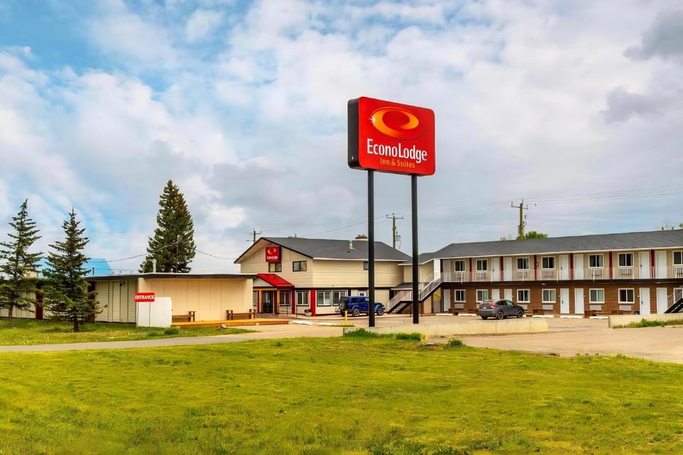 Econo Lodge Inn & Suites Pincher Creek Hotel in Pincher Creek