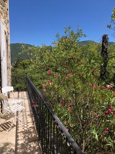 Suite La Duchesse - SPA-JACUZZI - MASSAGE- SAUNA - 4 SAISONS - Piscine chauffee Toute l'annee - 800m Hotel in Provence-Alpes-Côte d'Azur