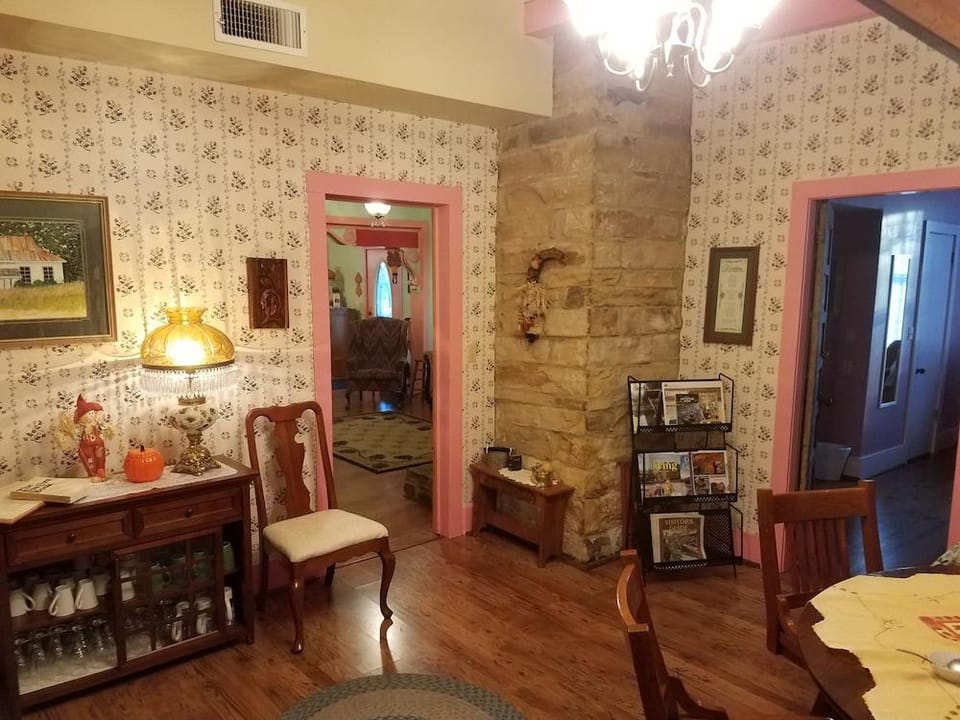 Ozark Country Inn Hotel in Mountain View