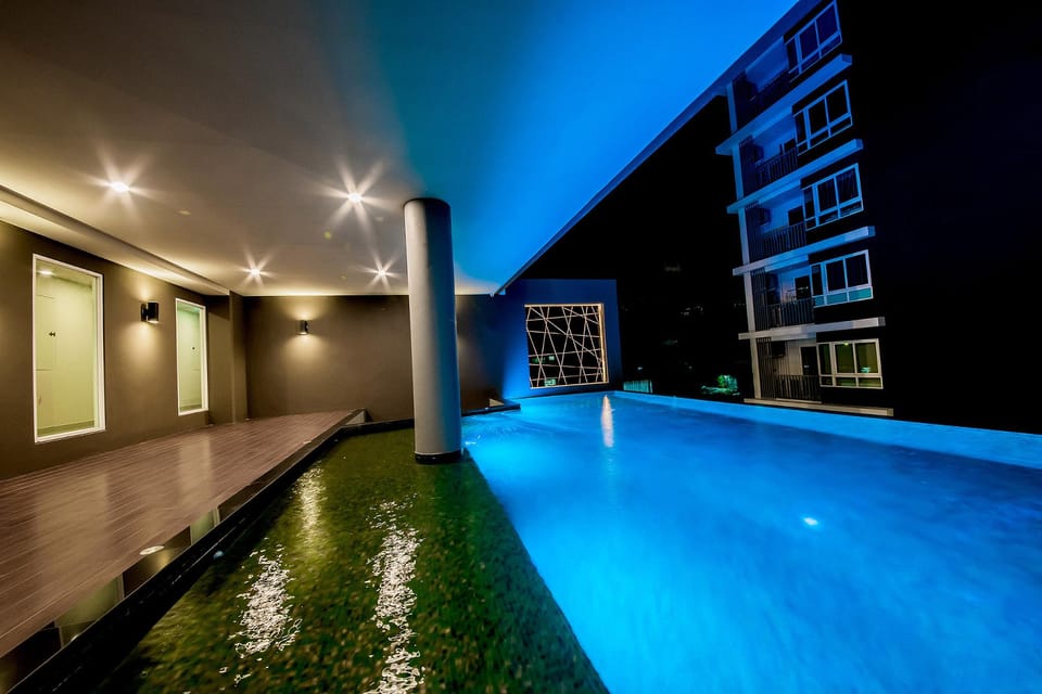 Swimming pool [outdoor]