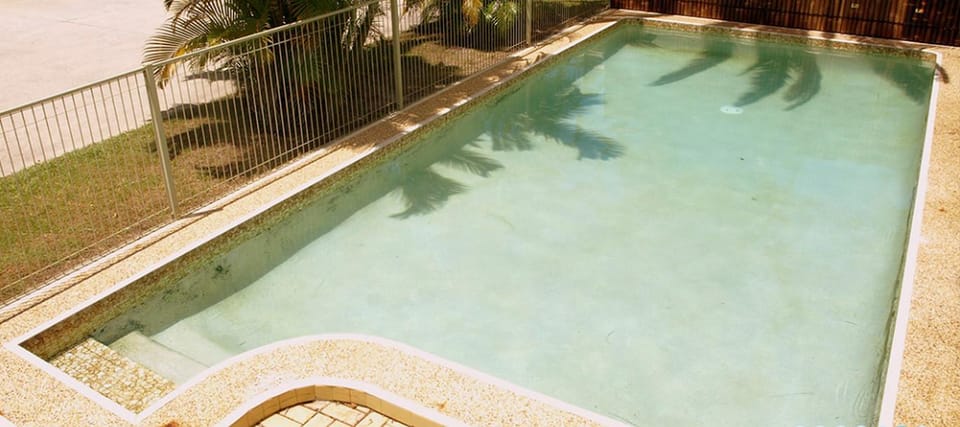 Swimming pool [outdoor]
