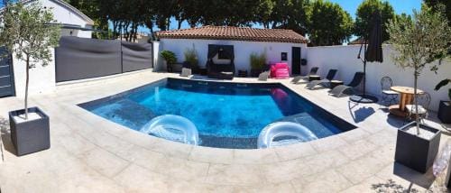 La Suite Cote Pool-House Piscine, Sauna & Jacuzzi privatifs Hotel in Provence-Alpes-Côte d'Azur