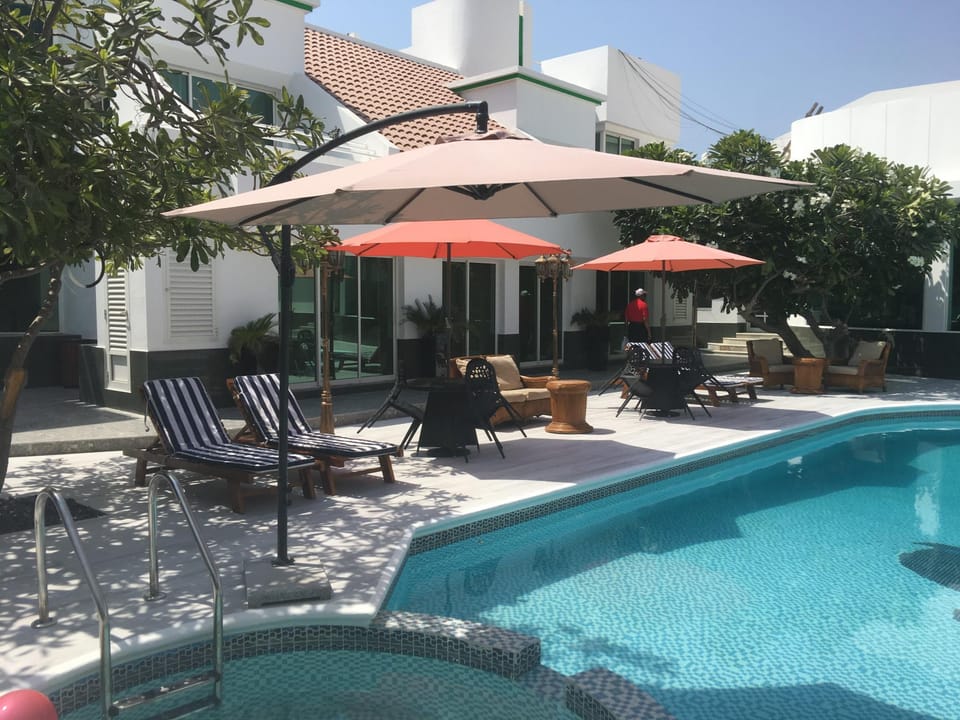 Swimming pool [outdoor]