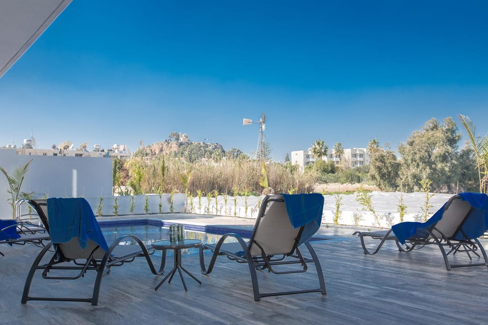 Villa Prol17, Exquisite 5bdr Villa with Pool, Close to Fig Tree Bay Beach Resort in Protaras