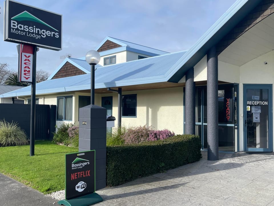 Bassingers Motor Lodge Motel in Manawatū-Whanganui, New Zealand