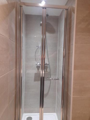 Lovely Home with full en-suite double bed rooms Hotel in Reading