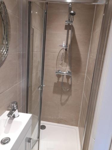 Lovely Home with full en-suite double bed rooms Hotel in Reading