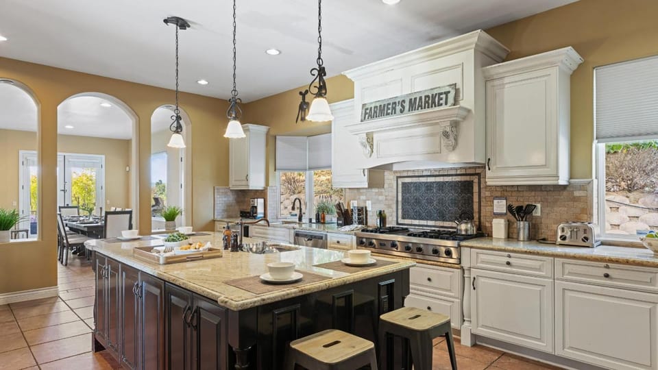 Via del Sur by AvantStay Private Spanish Villa w Views Walk to Wineries Hotel in Temecula