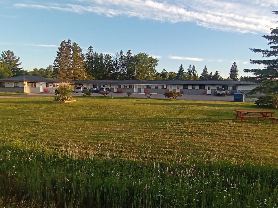Park Side Motel Hotel in Otonabee-South Monaghan