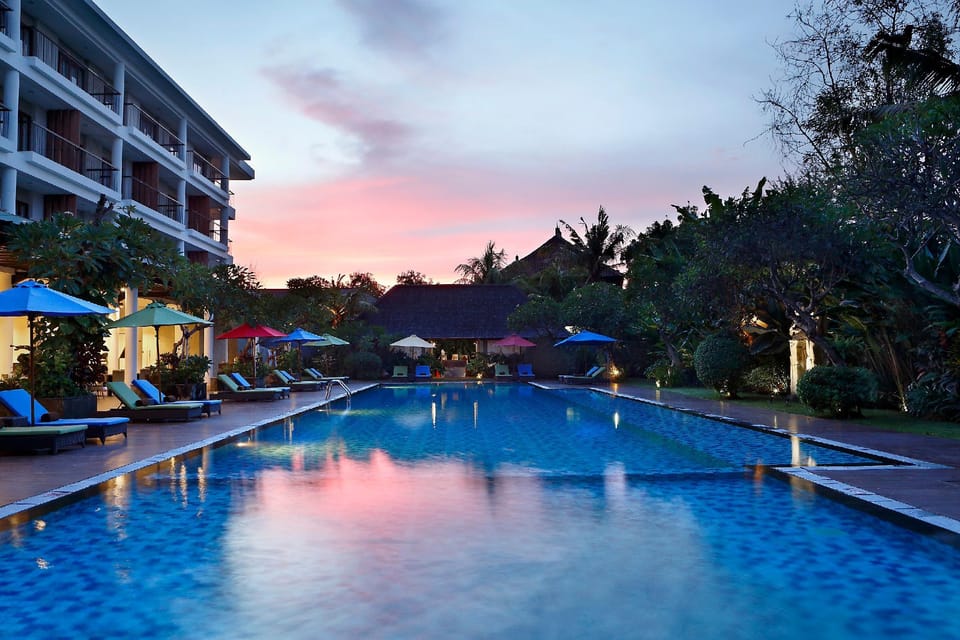 Swimming pool [outdoor]
