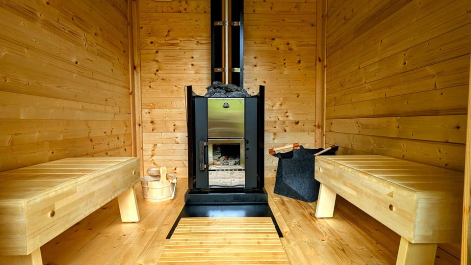 Emlyn's Coppice - Luxury Woodland Glamping Lodge in Llanasa