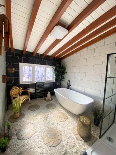 Kaoglen Zen-Feature Bath-Dunkeld-Route 500 Lodge in Scotland