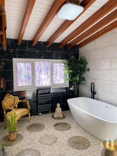 Kaoglen Zen-Feature Bath-Dunkeld-Route 500 Lodge in Scotland