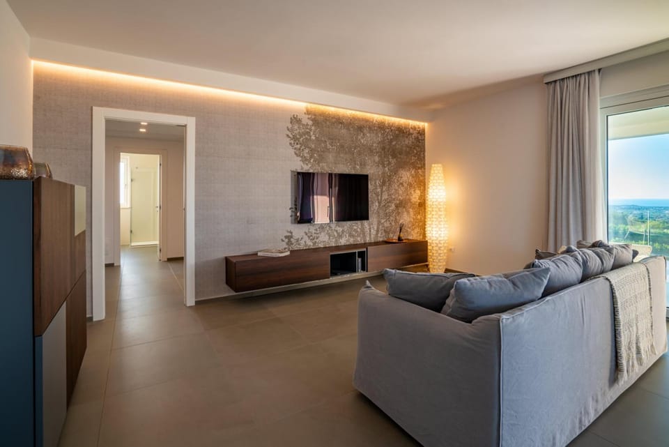 Shared lounge/TV area