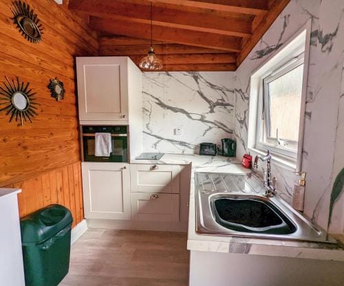 Kaoglen Squirrel Drey-Hot Tub-Pet Friendly-Perth Lodge in Scotland