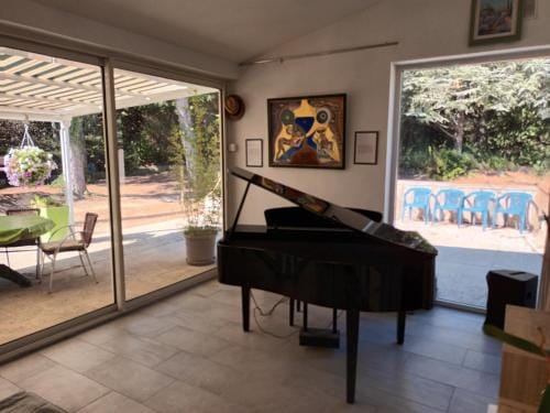 Chambre raisin 2p, pour 2 nuits max, a 6km du festival de piano de la roque d'antheron a 100m de la  Hotel in Rognes