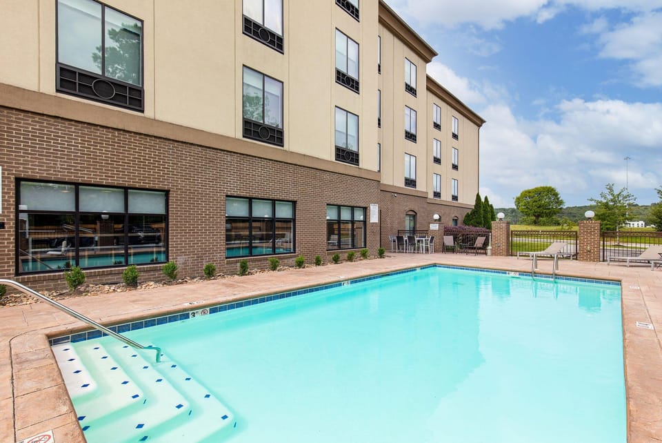Holiday Inn Express & Suites - Cleveland Northwest By IHG Hotel in Cleveland